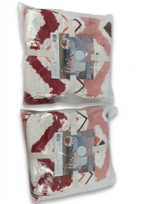 deux sacs remplis d'objets rouges et blancs, posés l'un sur l'autre