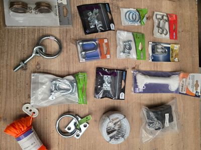 de nombreux éléments différents qui se trouvent ensemble sur la table
