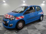 la photo d'une petite voiture bleue garée dans un garage