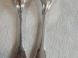 deux cuillères et une fourchette posées sur une table