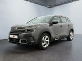 Le nouveau SUV Citroën est garé dans une grande pièce