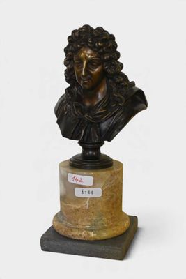 buste en bronze représentant un homme aux cheveux bouclés, posé sur un socle en marbre
