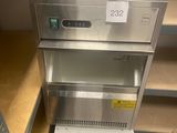 une machine à glaces en acier inoxydable exposée dans un magasin