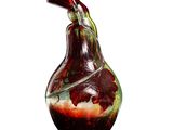 un vase en verre orné d'un motif rouge et vert