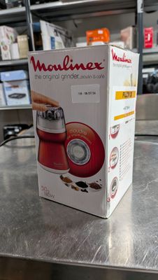 emballage d'un mixeur rouge posé sur un plan de travail en métal
