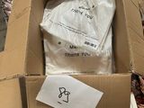 une boîte en carton contenant un certain nombre d'objets