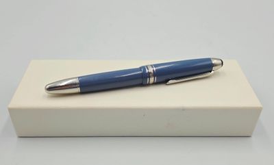 un gros plan d'un stylo posé sur une boîte