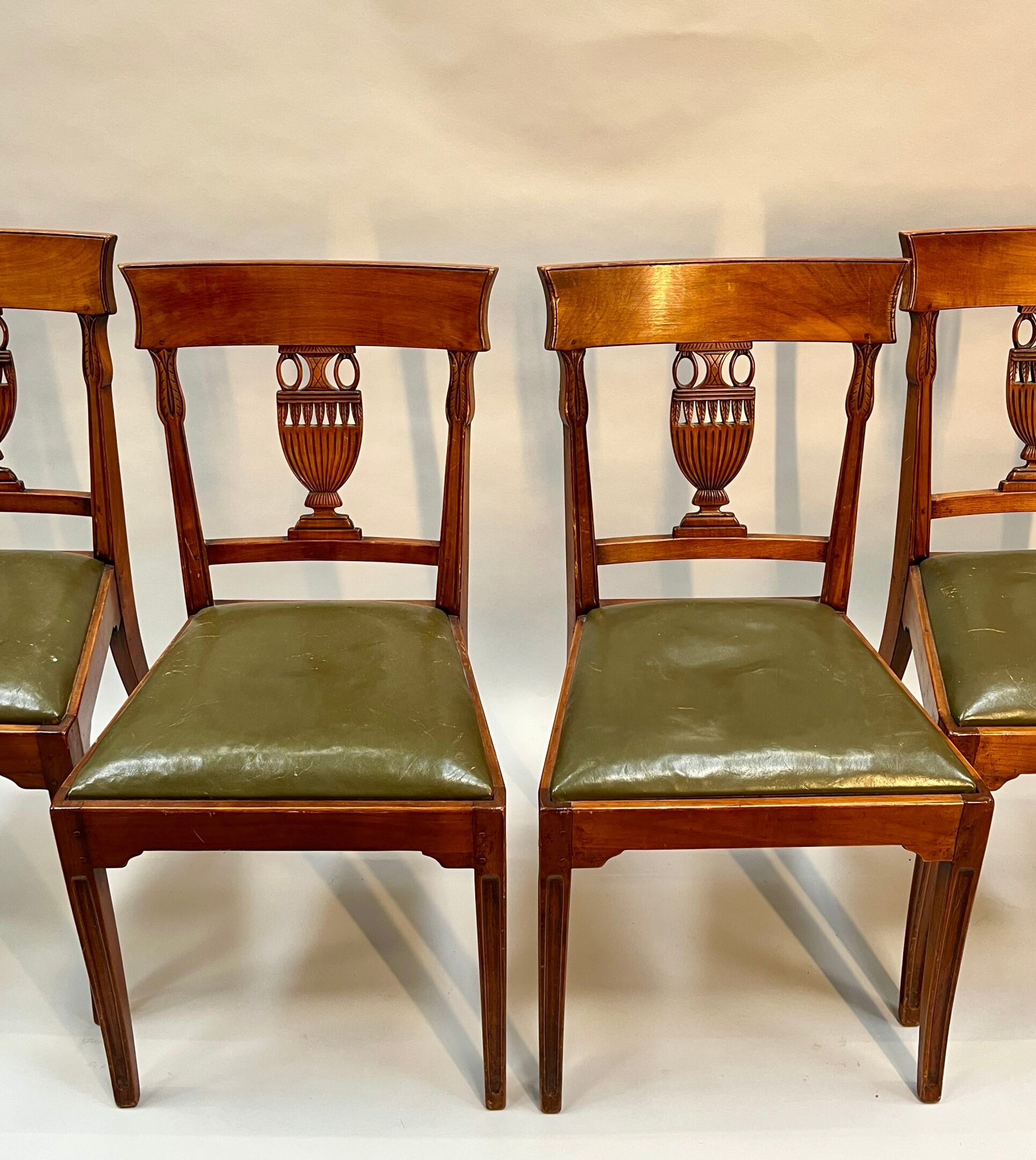 QUATORZE CHAISES en acajou, le dossier à décor de vases, gar…