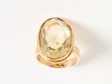 une photo d'une bague en or sertie d'un gros quartz citron facetté