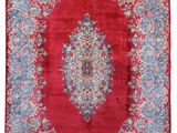 un tapis rouge et bleu à motif de médaillon