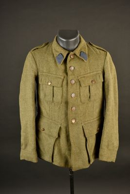 un uniforme militaire sur un mannequin, sur fond noir