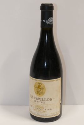 une bouteille de vin posée sur une table