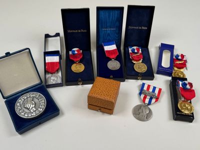 Monnaie de Paris. Lot de médailles de travail en métal et mé… - Photo 1