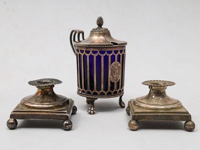 trois morceaux de verre argenté et bleu sur un fond blanc