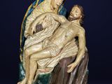 une image représentant une statue de Jésus allongé sur la croix