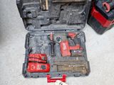 une caisse à outils avec des outils sur le sol