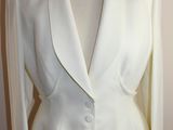 une photo d'une veste blanche sur un mannequin
