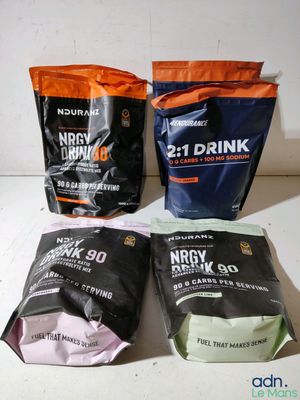 trois sachets de protéines posés les uns à côté des autres sur une table