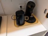 un plateau sur lequel se trouvent une cafetière et un ordinateur portable