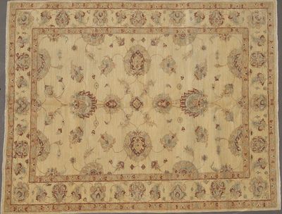 un tapis beige et rouge orné d'un motif floral
