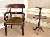 une chaise et une table d'appoint dans une pièce