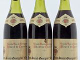 trois bouteilles de vin sont alignées sur une table
