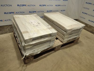 deux palettes de bois sont posées sur une palette devant un mur