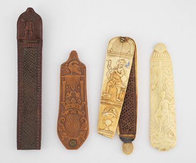 quatre types différents d'articles en cuir et en bois posés sur une surface blanche