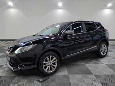 un SUV Nissan noir garé dans un garage au sol carrelé