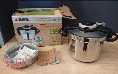 une boîte et un pot posés sur une table à côté