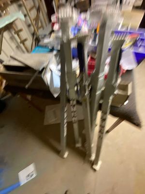 tout un tas d'outils posés sur une table dans une pièce