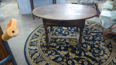 une table posée sur un tapis dans une pièce