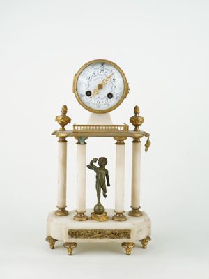une horloge posée sur une table