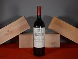 une bouteille de vin posée sur une table, à côté de deux caisses en bois