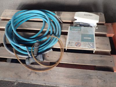 un tuyau bleu posé sur une palette