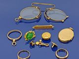 de nombreux types de bijoux différents sur un fond bleu