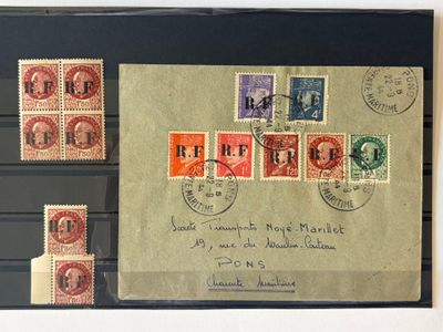 une photo d'une photo de timbres sur une feuille de papier