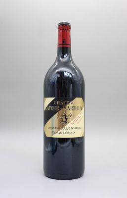 une bouteille de vin rouge posée sur une table blanche