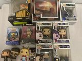 il y a plein de figurines Funko Pop en vinyle dans la boîte