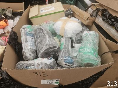 une boîte en carton remplie d'articles assortis dans un magasin