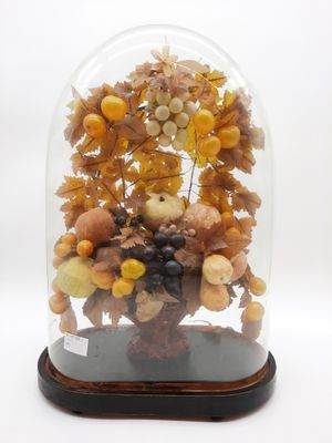 une cloche en verre contenant un bouquet de fruits