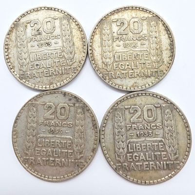 quatre pièces d'argent sur lesquelles figurent les noms de différents pays