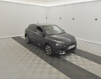 la voiture est garée dans le garage sur le sol en damier