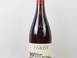 la bouteille de vin est posée sur une surface blanche
