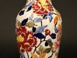 un vase avec un motif floral posé sur une table