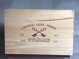 une boîte en bois sur laquelle est collée une étiquette portant l'inscription « Château Saint-Pierre »