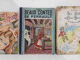 trois livres pour enfants sont alignés sur une étagère