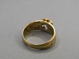 une bague en or sertie d'un diamant