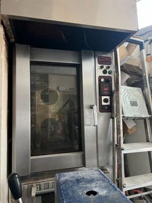 une photo d'un four professionnel dans un bâtiment