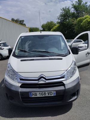 une camionnette blanche garée dans un parking